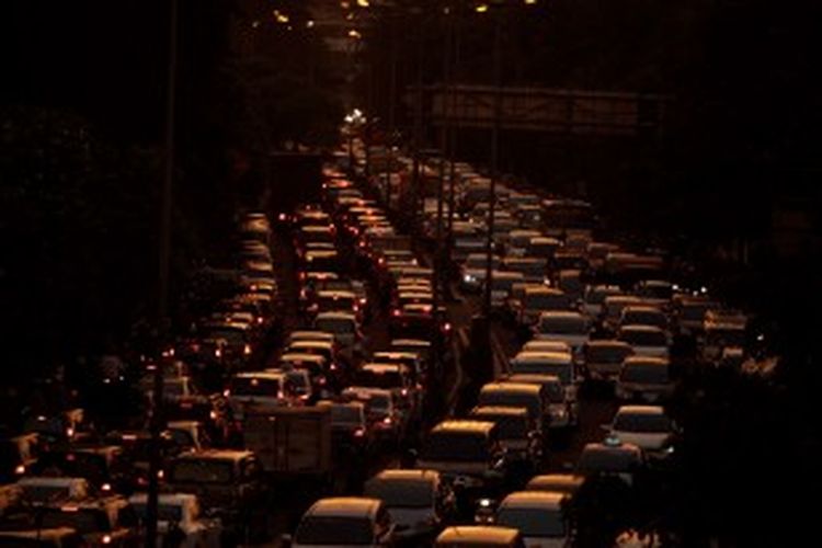 Kemacetan pada saat jam pulang kerja terjadi di sepanjang jalan Penjernihan, Karet, Jakarta Pusat, Senin (11/3/2013). Pembangunan transportasi massal yang penting untuk mengatasi kemacetan Jakarta masih kerap menemui kendala. Salah satunya adalah proyek pembangunan Mass Rapid Transit (MRT) yang hingga saat ini belum juga bisa diputuskan.  