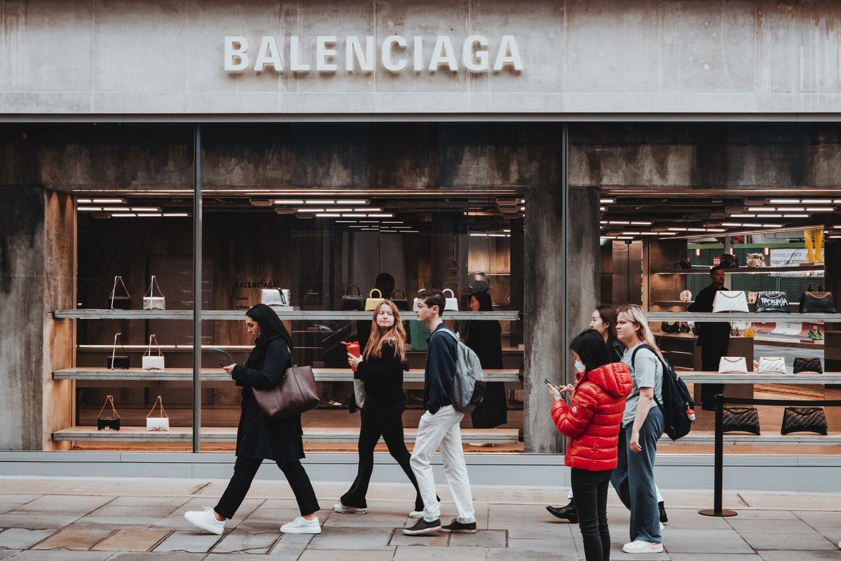 Balenciaga adalah merek Perancis yang dikenal dengan koleksi yang modern dan unik sehingga jadi favorit Justin Bieber, Kanye West, Kim Kardashian, dll