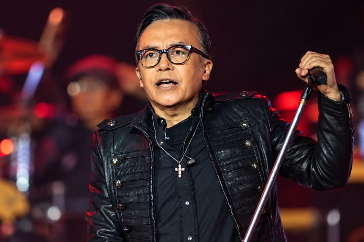 Ari Lasso mengenakan liontin salib serupa yang dikenakan Van Ness Wu pada konser F4 di China. 