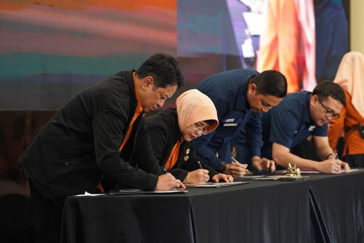 Penandatanganan nota kesepahaman dalam acara peluncuran Sampul Peringatan Edisi Khusus Sensus Ekonomi 2026 (SE2026). 