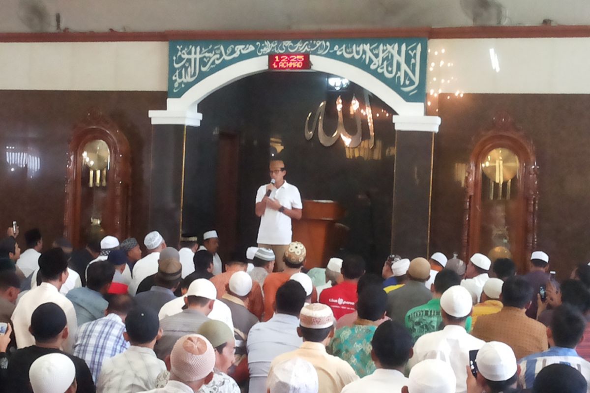 Wakil gubernur DKI Jakarta terpilih Sandiaga Uno saat menyampaikan kata sambutan kepada jamaah saat menunaikan shalat Jumat di masjid yang berlokasi di Pasar Jatinegara, Jakarta Timur, Jumat (12/5/2017). 