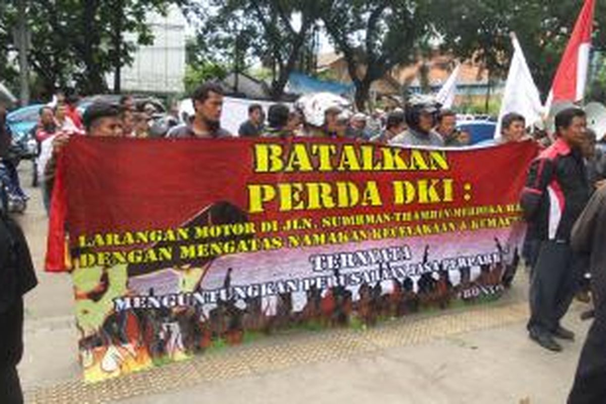 Puluhan tukang ojek yang tergabung dalam FrontJak mengadakan aksi unjuk rasa di depan Gedung DPRD DKI Jakarta, Kamis (8/1/2014). Aksi unjuk rasa dilakukan untuk menentang penerapan dan perluasan pelarangan sepeda motor di Jakarta