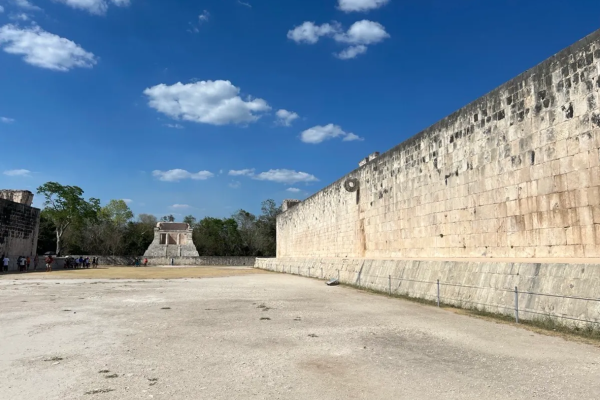Lapangan bola di situs Maya kuno

