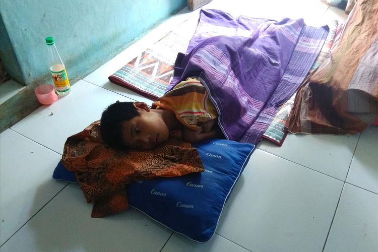 Hariyani merawat 3 cucunya yang berkebutuhan khusus.  Untuk merawat keduanya, Hariyani hanya bisa tidur 2 hingga 4 jam sehari.