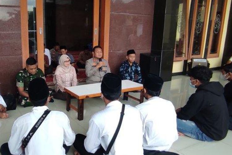 Sejumlah remaja yang diamankan hendak melakukan perang sarung dikumpulkan di Masjid Polres Blitar Kota untuk mengikuti pesantren kilat, Sabtu (1/4/2023) 