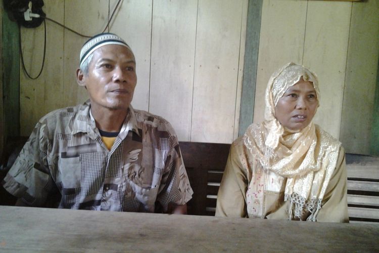 Kartini dan suami, yang mencari kabar anaknya di Arab Saudi. 