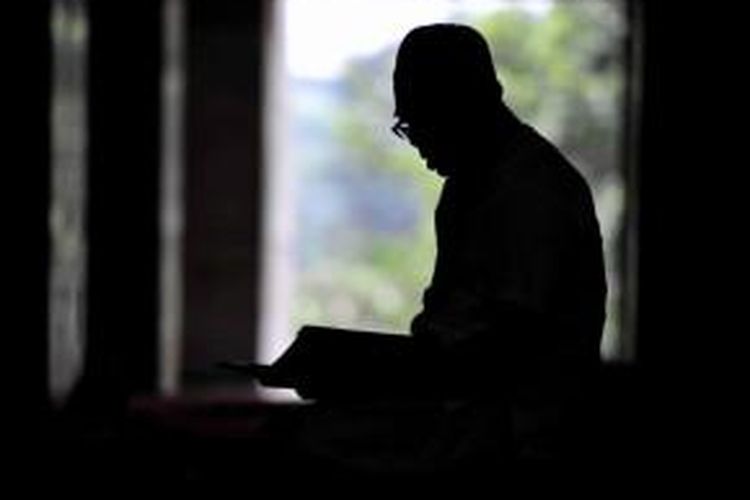 Warga membaca Al-Quran saat beriktikaf seusai menunaikan shalat dzuhur di Masjid Istiqlal, Jakarta, Senin (22/8). Iktikaf atau berdiam diri di masjid sambil beribadah dan membaca Al-Quran biasa ditekuni pada 10 hari terakhir Ramadhan.
