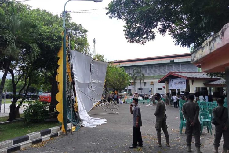 Kondisi tenda yang roboh diterjang angin kencang saat acara Safari Ramadan Bupati Tuban, Aditya Halindra Faridzky alias Lindra di GOR Tuban, Jawa Timur