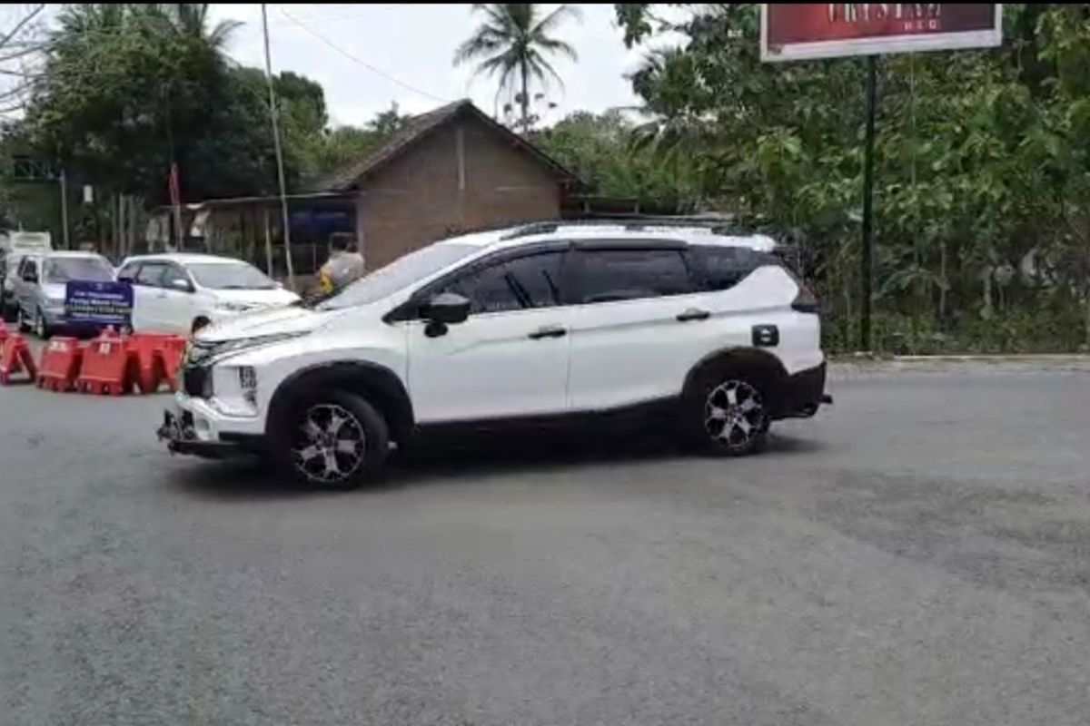 kendaraan Wisatawan diputar Balik di pertigaan Mulo Wonosari Gunungkidul Minggu (26/9/2021)
