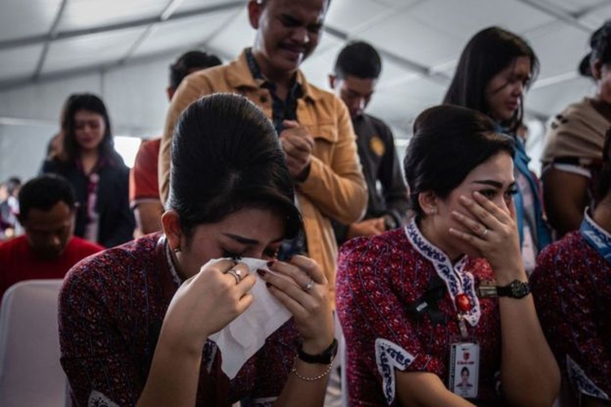 Keluarga dan kolega korban pesawat Lion Air JT 610 terlihat menangis di atas KRI Banjarmasin di sela-sela doa bersama di perairan di dekat lokasi jatuhnya pesawat, 6 November 2018. 