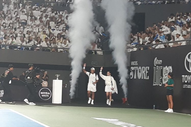 Dion Wiyoko dan Enzy Storia memasuki lapangan Tennis Indoor Senayan, Jakarta, untuk melakoni laga pembuka Tiba Tiba Tenis melawan Gading Marten dan Wulan Guritno, Sabtu (12/11/2022) malam WIB.