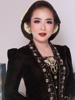 Penampilan Soimah saat menikahkan anak jadi sorotan. Kebaya, sanggul, dan riasannya dinilai kental dengan pakem adat Jawa.
