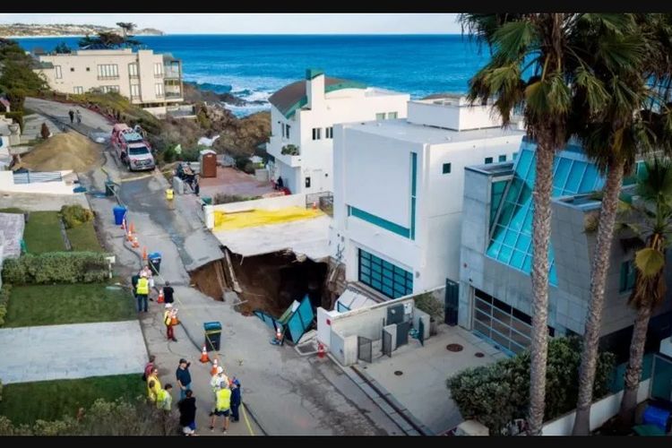 Jalan Masuk Rumah Nicolas Cage di Malibu Ambles, Muncul Sinkhole 9 Meter