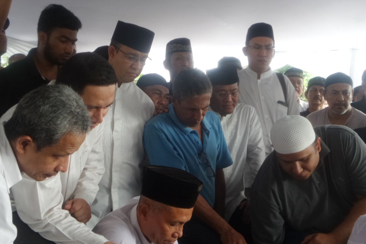 Gubernur DKI terpilih Anies Baswedan saat pemakaman adik kandungnya, Ridwan Rasyid Baswedan di TPU Tanah Kusir, Jakarta Selatan (27/5/2017)