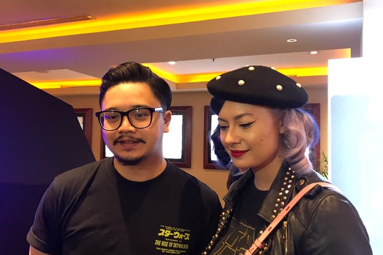 Derby Romero dan istrinya, Claudia Adinda ditemui saat premier film Star Wars: The Rise Of Skywalker di XXI Mall Kelapa Gading, Jakarta Utara, Selasa (17/12/2019).