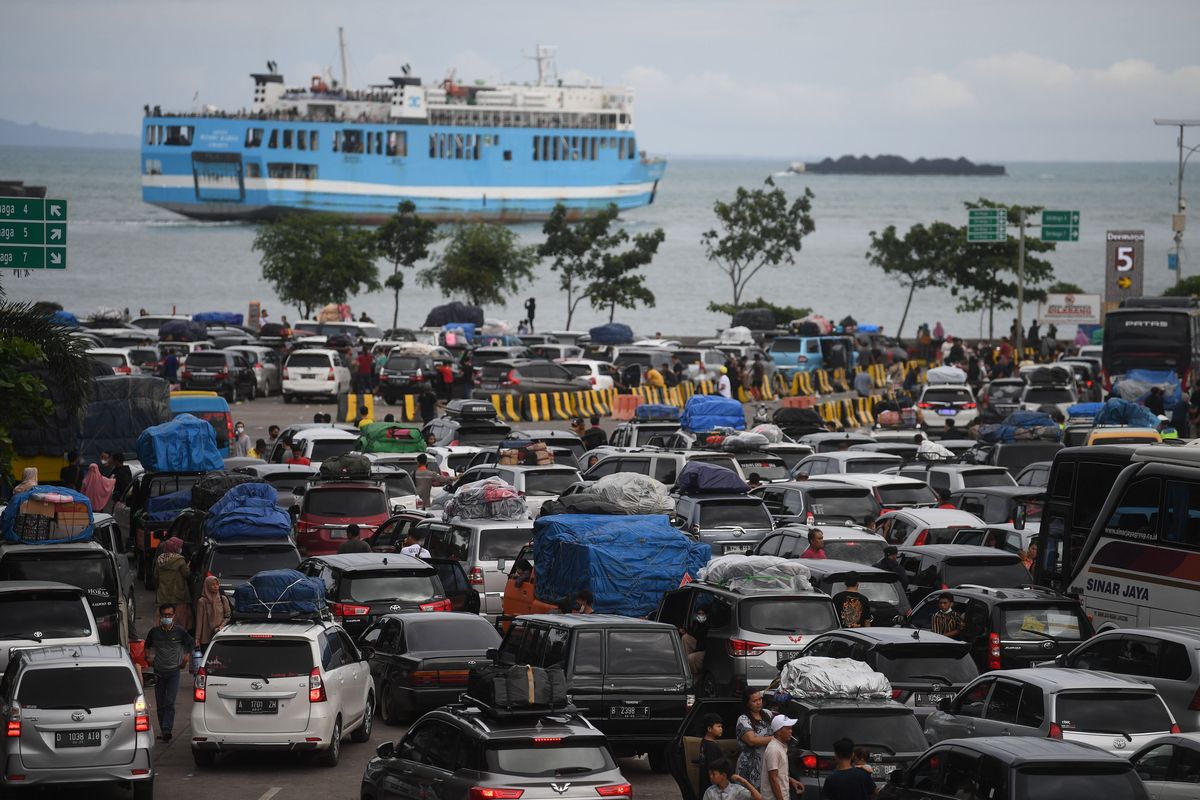 Sejumlah kendaraan mengantre untuk naik ke atas kapal di Pelabuhan Merak, Banten, Jumat (29/4/2022). Dalam puncak arus mudik di Pelabuhan Merak, ribuan kendaraan terjebak kemacetan hingga Cilegon Barat atau sekitar 10 km baik di jalur tol maupun jalur jalan arteri. ANTARA FOTO/Akbar Nugroho Gumay.