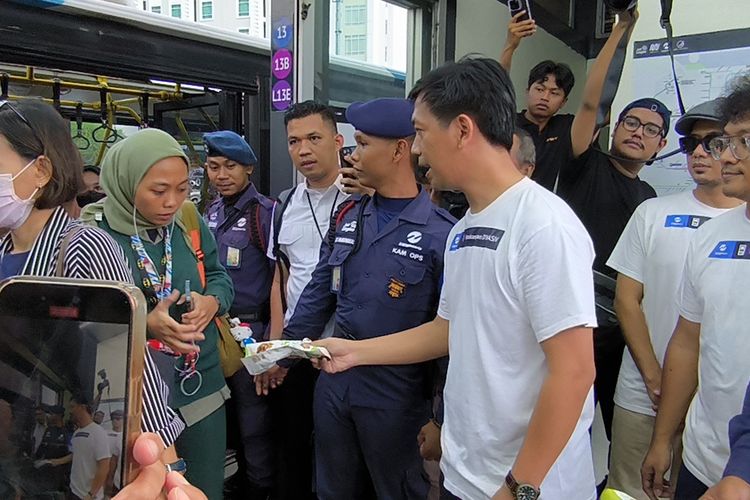 Peresmian Halte Petukangan D'Masiv, Rian dkk Bagikan Takjil ke Penumpang