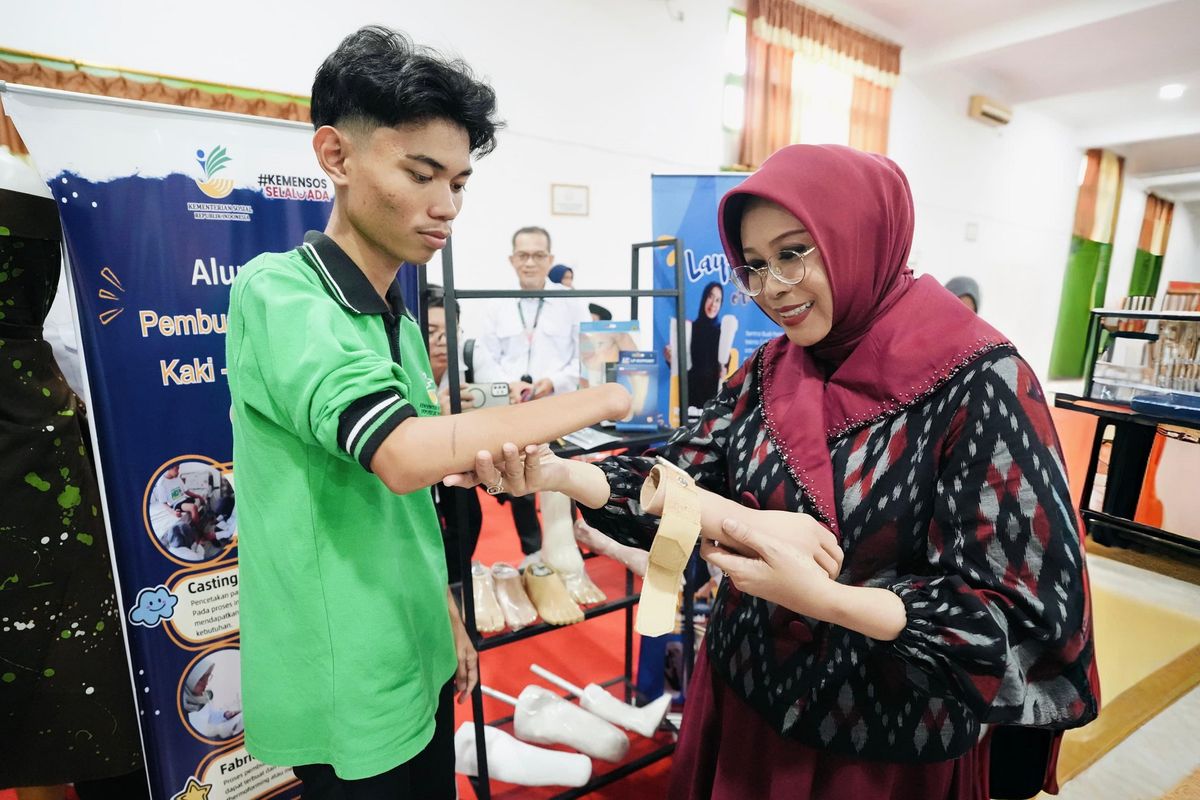 Penasehat I Dharma Wanita Persatuan (DWP) Kementerian Sosial RI Fatma Saifullah dalam acara penyaluran menyalurkan bantuan senilai Rp 77.241.000 dari Kementerian Sosial (Kemensos) untuk kelompok masyarakat rentan di Sentra Budi Perkasa, Sukarami, Palembang, Jumat (1/8/2025). 
