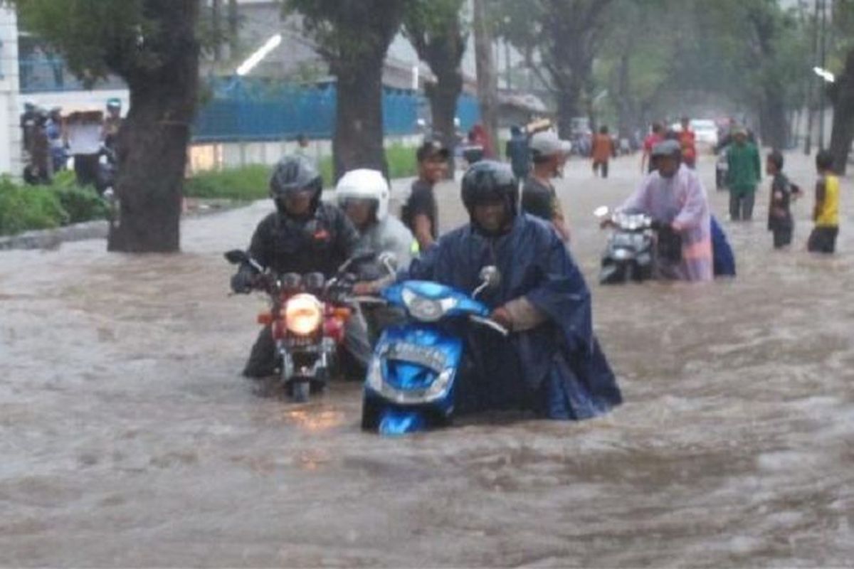 Motor terabas banjir