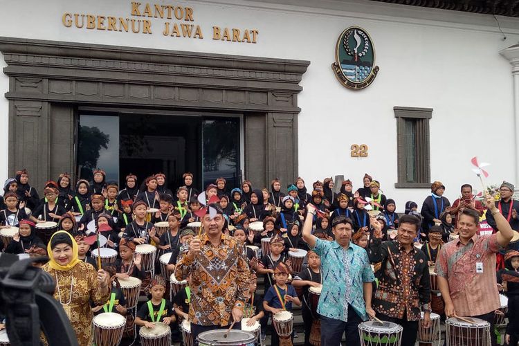 Kepala Dinas Pariwisata dan Kebudayaan Jabar, Dedi Taufik saat membuka West Java Festival 2019 di Gedung Sate, Jalan Diponegoro, Jumat (1/11/2019).