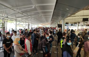 Stasiun Pasar Senen Jakarta Pusat kembali dipadati calon penumpang pada hari kedua sebelum pemberlakuan larangan mudik Lebaran, atau pada Selasa (4/5/2021). Para calon penumpang pun mengantre untuk mengakses layanan tes Genose.