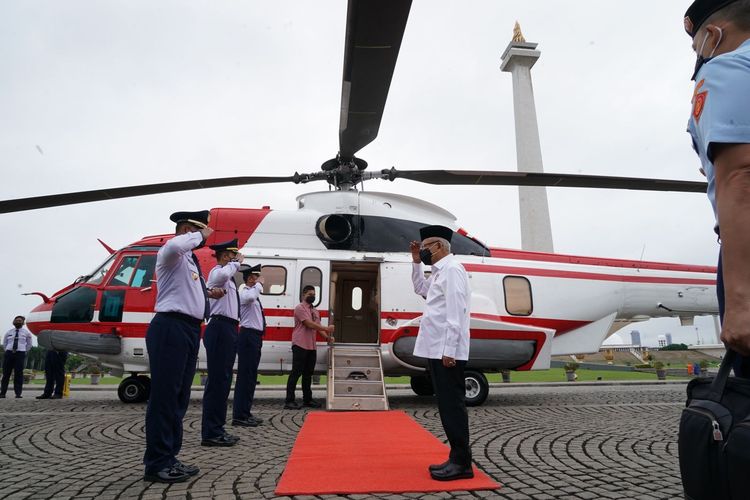 Wakil Presiden Ma'ruf Amin berisap menaiki helikopter untuk melakukan kunjungan kerja di Kabupaten Pandeglang, Banten, Kamis (20/1/2022).