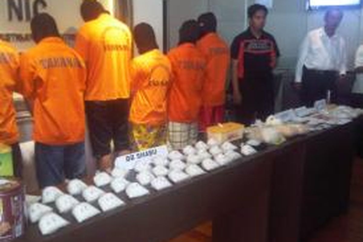 Polisi menangkap sindikat narkoba antar provinsi berikut barang buktinya di Mapolda Metro Jaya, Senin (28/10/2013)