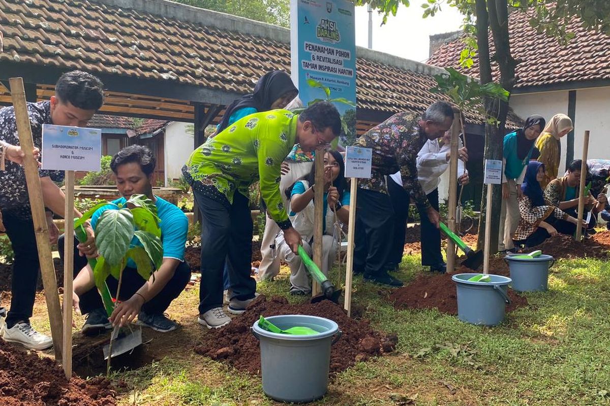 BDLF menginisiasi gerakan Siap Sadar Lingkungan dengan mengajak mahasiswa merevitalisasi Taman Museum RA Kartini di Rembang, Jawa Tengah, Selasa (27/5/2025). 