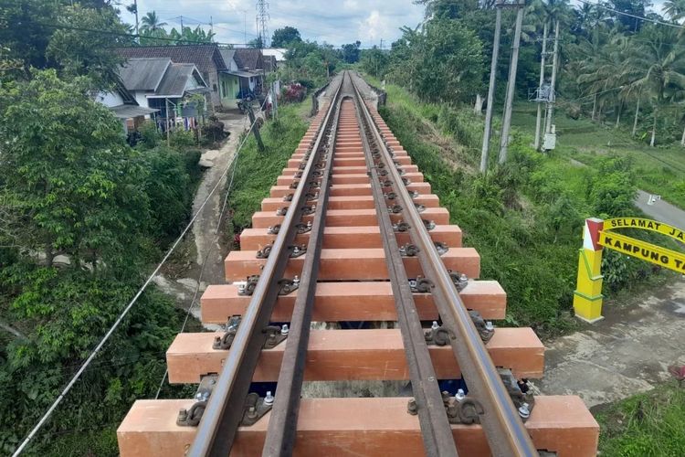 Penggantian bantalan rel kereta api di jembatan baja dari sebelumnya menggunakan bahan kayu menjadi sintetis.
