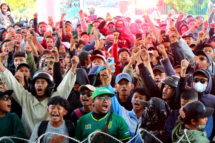 Ratusan Bonek menggelar aksi demo kepada manajemen tim didepan kantor marketing Persebaya Surabaya yang berada di Sutos Surabaya, Jawa Timur, Senin (30/10/2023) pagi.
