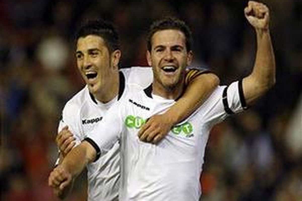 David Villa (kiri) merayakan gol Juan Mata (kanan) ke gawang Real Zaragoza, dalam lanjutan Divisi Primera, Minggu (8/11).