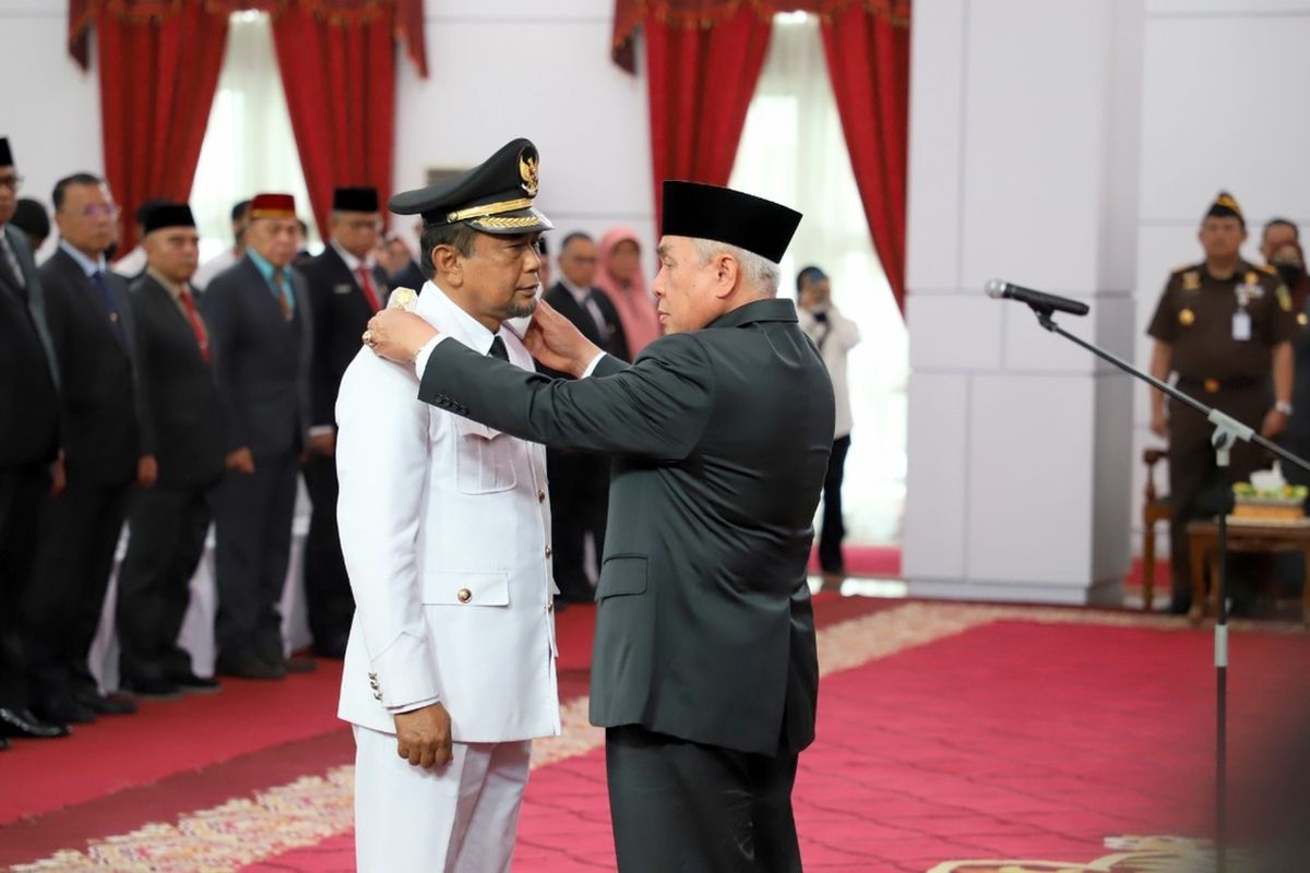 Hamdam saat dilantik jadi Bupati PPU oleh Gubernur Kaltim, Isran Noor