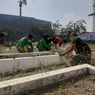 Kala Siswa Beserta Anggota TNI Bersihkan Taman Makam Pahlawan