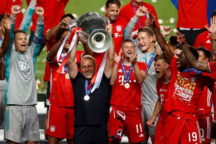 Pelatih Bayern Munich Jerman Hans-Dieter Flick mengangkat Piala Klub Juara Eropa selama upacara piala setelah menang pada akhir pertandingan sepak bola final Liga Champions UEFA antara Paris Saint-Germain dan Bayern Munich di stadion Luz di Lisbon pada 23 Agustus, 2020