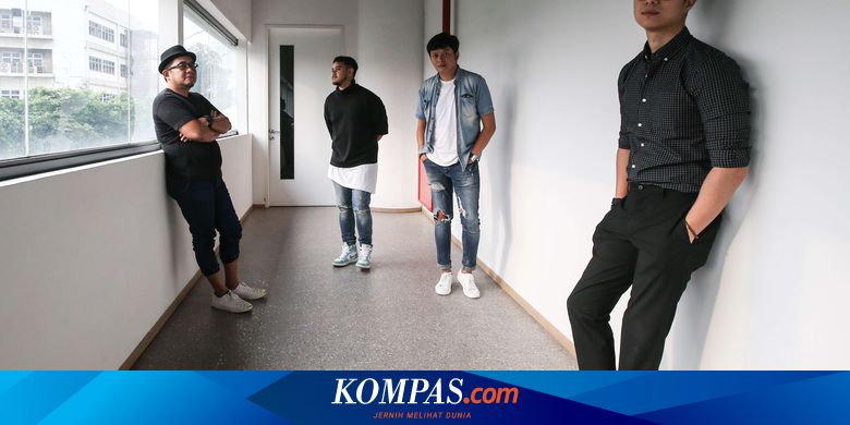 Lirik Dan Chord Lagu Manusia Biasa Clb Yovie Nuno Halaman All Kompas Com Cmaj7 g (4x) d f#m kularut luruh dalam keheningan hatimu bm g a jatuh bersama derasnya tetes air mata d f#m kau benamkan wajahmu yang berteduhkan duka bm g a. lirik dan chord lagu manusia biasa clb