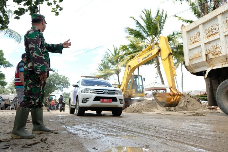 Akses menuju carita sudah bisa dilewati sejak Minggu (23/12) pagi. Saat ini PT  Adhi Karya melakukan normalisasi akses dari Pasauran sampai Karang Bolong menggunakan alat berat dan membersihkan puing dari badan jalan, Senin (24/12).