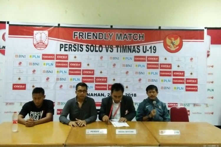 Pelatih timnas U-19 Indonesia, Indra Sjafri, saat memberikan keterangan kepada awak media pada sesi jumpa pers seusai laga di Stadion Manahan, Solo, Senin (28/5/2018).