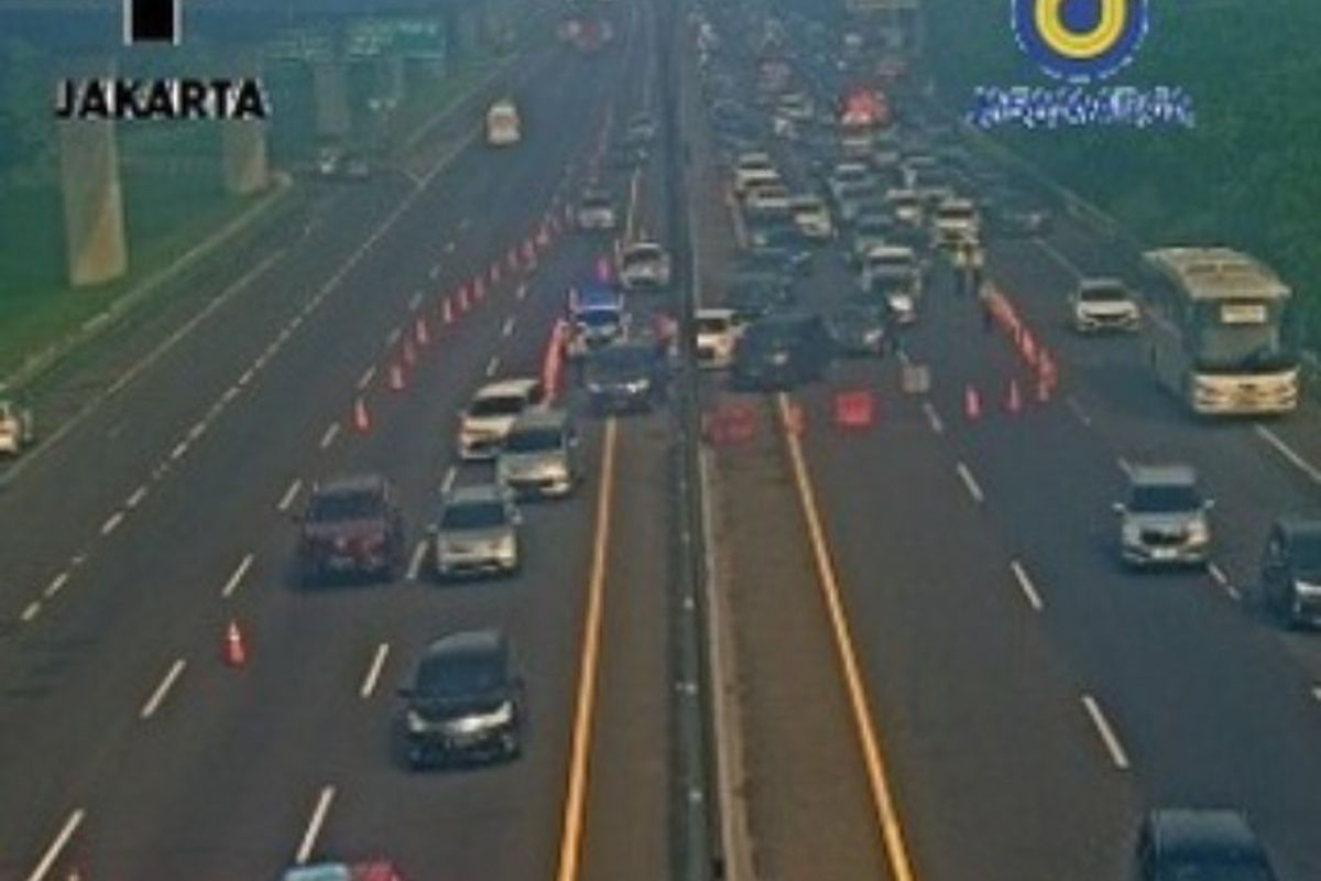 Situasi arus lalu lintas di ruas Jalan Tol Jakarta - Cikampek KM47+200 padat, Kamis (20/4/2023).