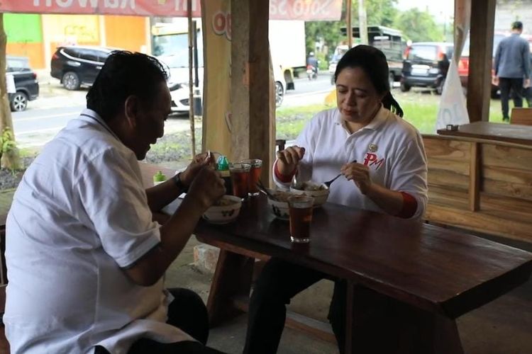 Ketua DPP PDI-P Puan Maharani (kanan) makan bakso bersama Ketua Bappilu PDI-P Bambang Wuryanto alias Bambang Pacul.