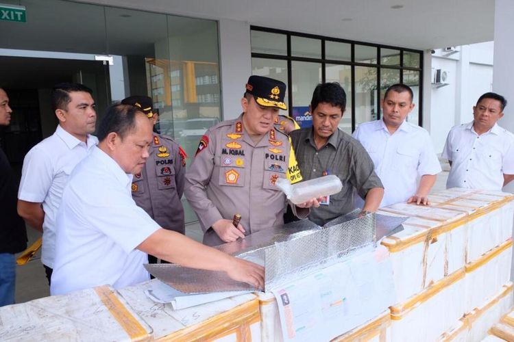 Kapolda Riau, Irjen Muhammad Iqbal memperlihatkan barang bukti benih lobster yang disita dari pelaku penyelundup saat konferensi pers di Mapolda Riau di Pekanbaru, Rabu (19/4/2023).