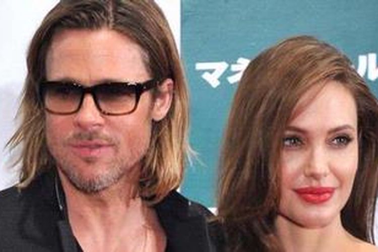 Brad Pitt dan Angelina Jolie berpose untuk media ketika menghadiri acara pemutaran perdana Moneyball, film yang dibintangi oleh Pitt, di Tokyo, Jepang, pada 9 November 2011.