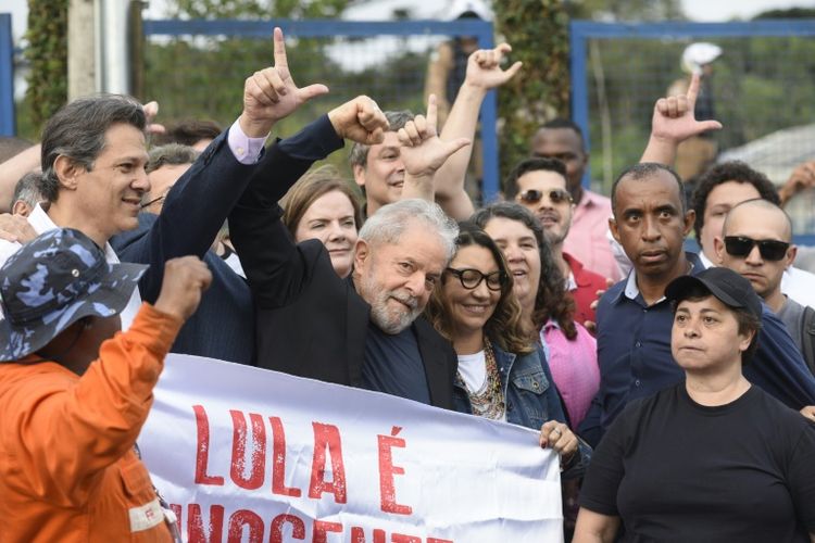 Mantan Presiden Brasil Lula da Silva setelah dibebaskan dari penjara, Jumat (9/11/2019).