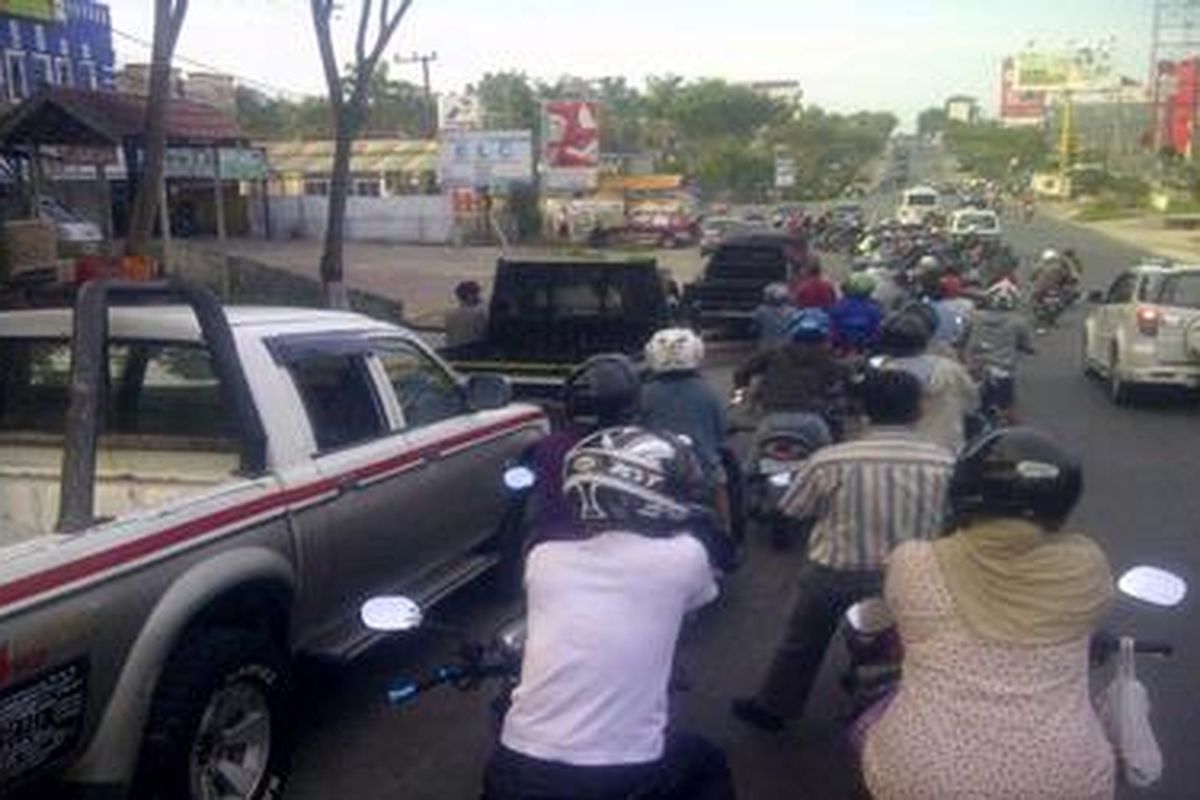 Antrean BBM di SPBU Jalan MT Haryono Balikpapan, Kaltim, Selasa (21/3)