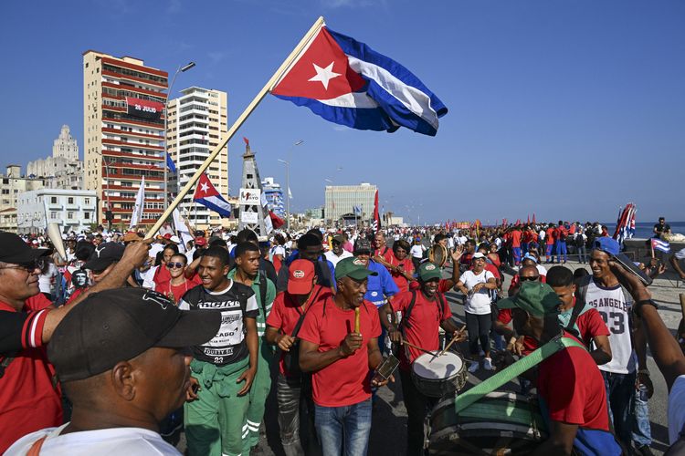 Orang-orang bekerumun sepanjang tepi laut Havana untuk memperingati Hari Buruh Internasional di Platform Anti-Imperialis di depan Kedutaan Besar AS di Havana pada 1 Mei 2026.