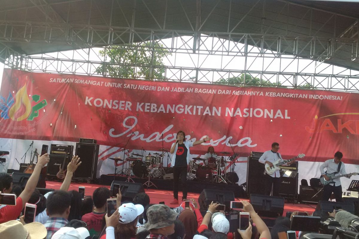 Once Mekel tampil dalam konser bertajuk Kebangkitan Nasional di kawasan Taman Waduk Pluit, Jakarta Utara, Sabtu (20/5/2017).