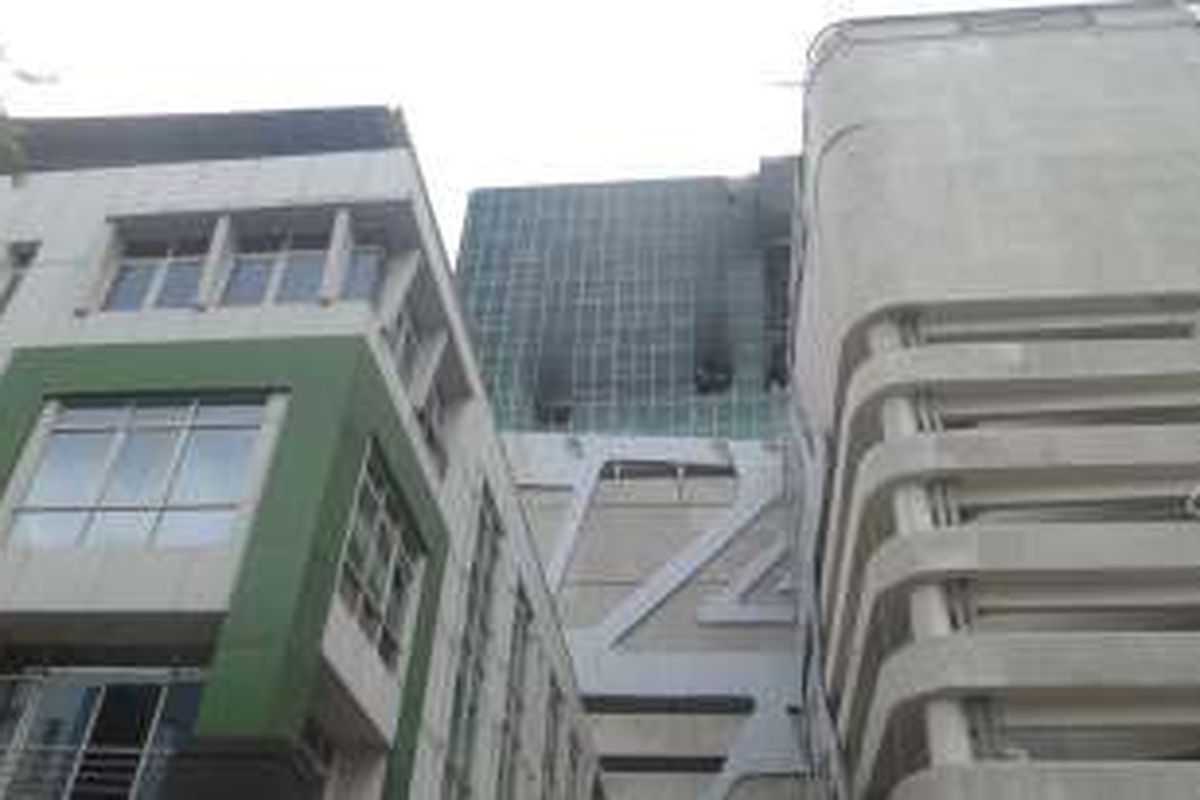 Gedung Hotel Swiss Bell di Kelapa Gading, Jakarta Utara yang terbakara Minggu (7/8/2016), menewaskan dua  pekerja dan 12 pekerja lainnya dilarikan ke rumah sakit