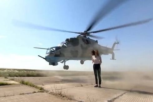 Liputan di Pangkalan Militer, Reporter Perempuan Ini Nyaris Tertabrak Helikopter