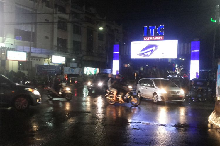 Kondisi lalu lintas di depan ITC Fatmawati, Jakarta Selatan pada Kamis (2/3/2017) sekitar pukul 20.30. Sebelumnya genangan sempat muncul di lokasi ini. Genangan muncul akibat hujan deras yang mengguyur Jakarta dan sekitarnya pada Kamis sore.