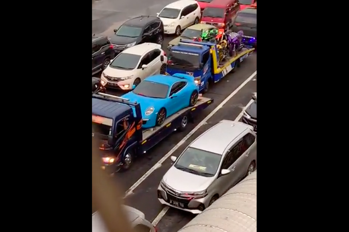Tangkapan layar video mobil dan deretan motor gede diduga milik Doni Salmnana disita polisi