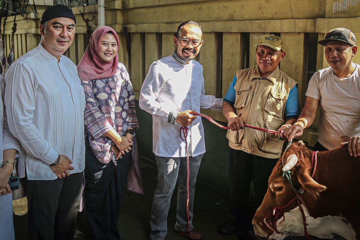 Direktur Utama PT Pertamina Patra Niaga, Riva Siahaan, turut menyaksikan pemotongan hewan kurban di wilayah Plumpang, Jakarta pada Kamis (29/6/2023).